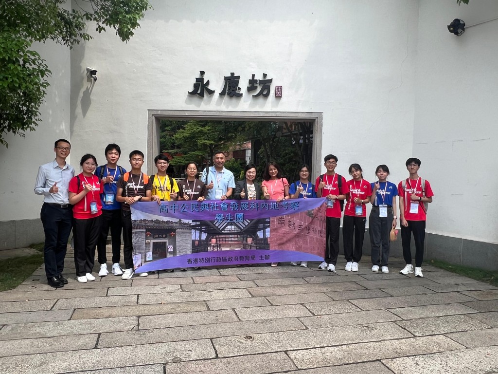 蔡若蓮（右七）與考察團師生到訪永慶坊。政府新聞處