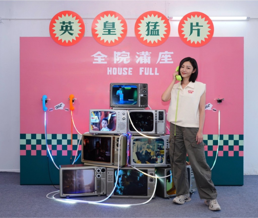 嘉年华展出“英皇25年经典音乐与电影美学”互动装置,卫诗雅走到“英皇猛片”区域,在复古电视机前打卡! 嘉年华展出“英皇25年经典音乐与电影美学”互动装置,卫诗雅走到“英皇猛片”区域,在复古电视机前打卡!