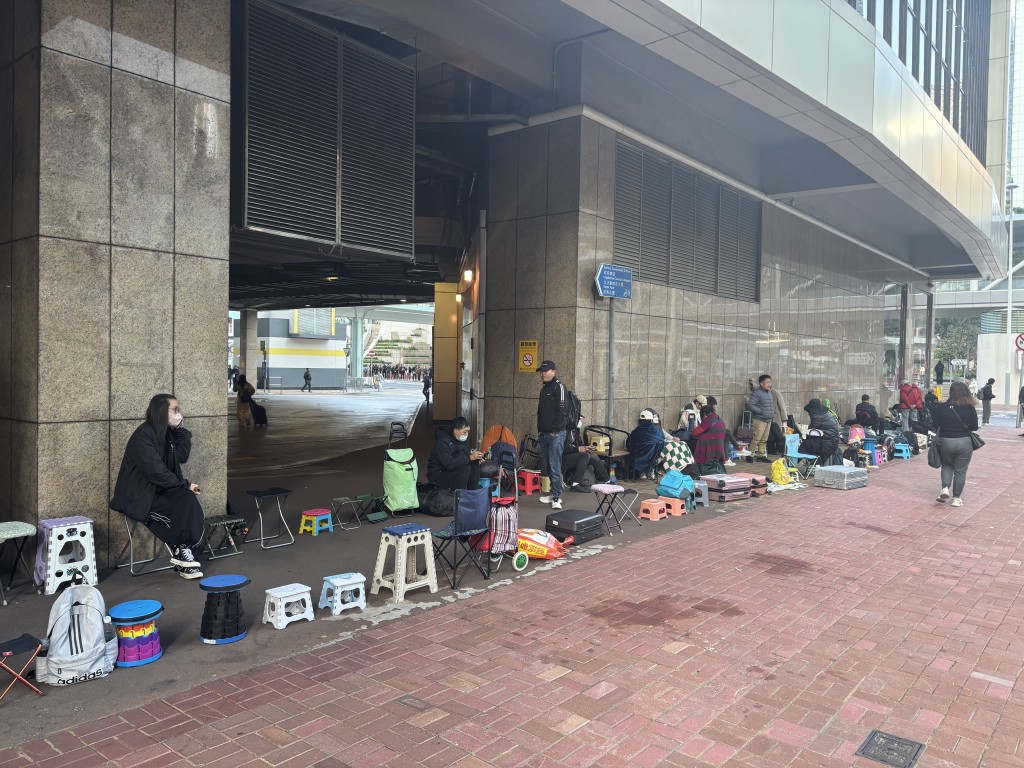 早前運輸署香港牌照事務處外出現「排隊黨」通宵排隊亂象。資料圖片
