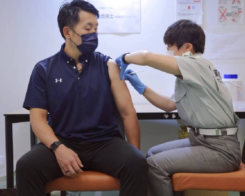 日本厚生勞動省考慮2022年為民眾接種第3劑疫苗。AP圖片
