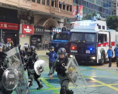 大批防暴警當日在彌敦道驅散示威者。資料圖片