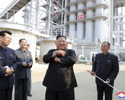金正恩笑容滿臉向群眾揮手致意。AP
