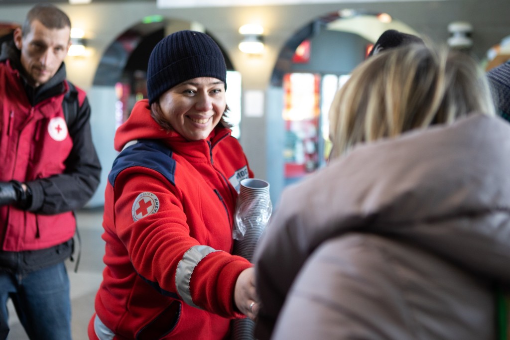 波蘭紅十字會義工於火車站迎接烏克蘭民眾， 送上關懷。香港紅十字會提供