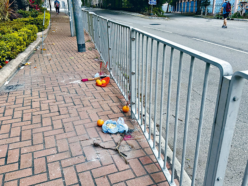 事發現場留下死者家屬路祭祭品。