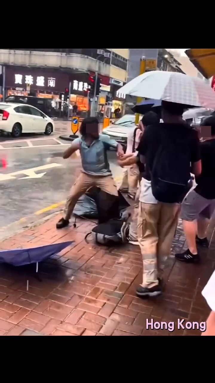 6人的打鬥場面被路人拍攝下來,有關短片 在網上流傳開來。樓主昨日(11日)以「 暴雨,上水街頭『港印比武』」為題上載 這段MMA片段。fb截圖 6人的打鬥場面被路人拍攝下來,有關短片 在網上流傳開來。樓主昨日(11日)以「 暴雨,上水街頭『港印比武』」為題上載 這段MMA片段。fb截圖