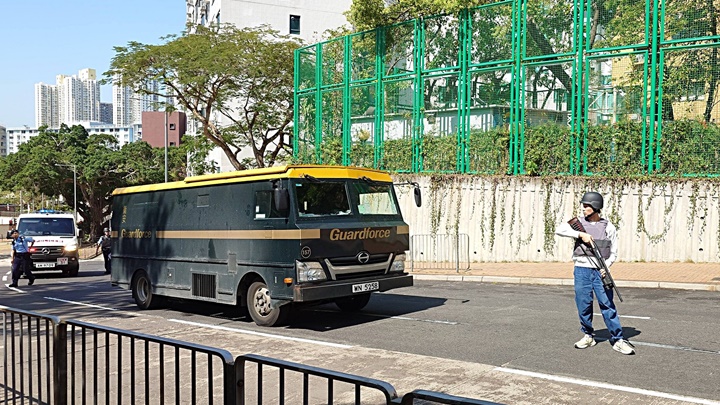 押款員荷槍實彈戒備。fb：車cam L（香港群組）