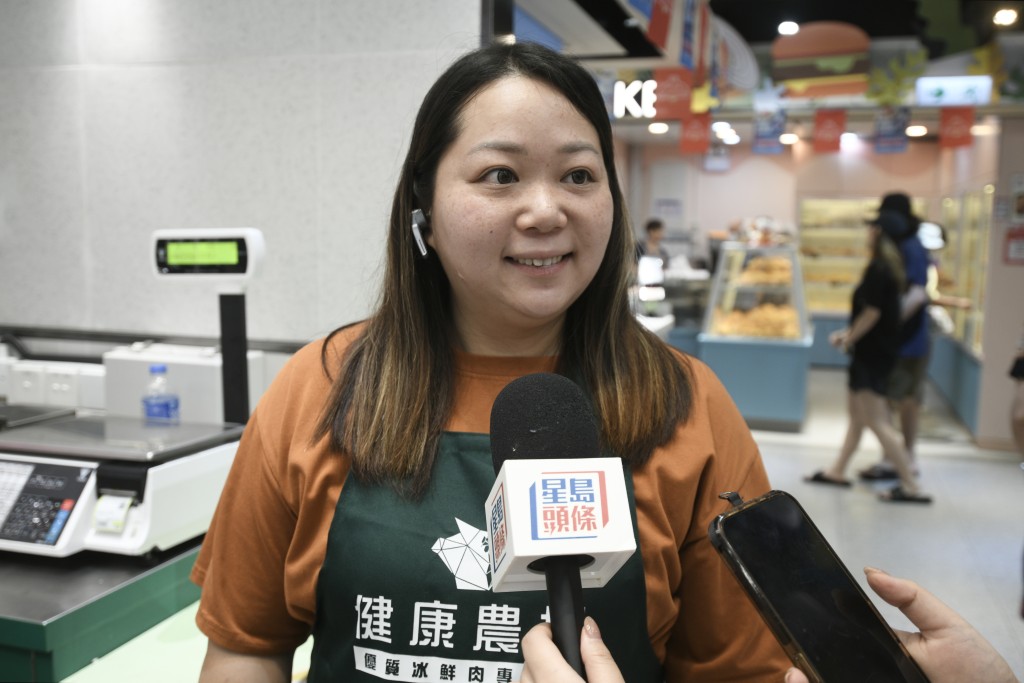 售賣冰鮮雞的黎小姐表示，生意好時可以積累10多個廚餘桶。
