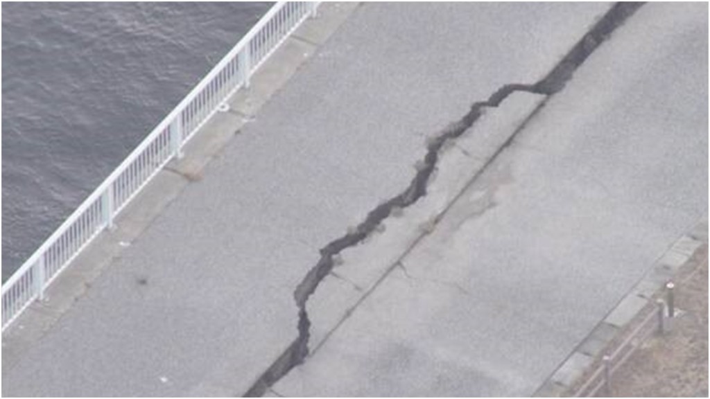 別府灣沿岸有公路出現裂痕。圖:NHK