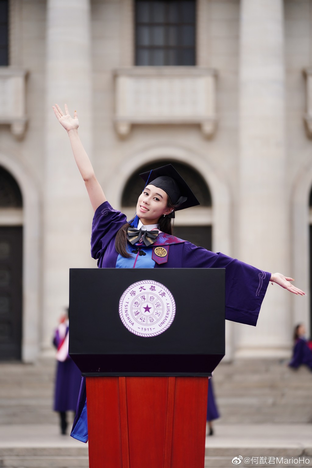 四太孻女何超欣長得亭亭玉立，已經從清華大學碩士畢業。