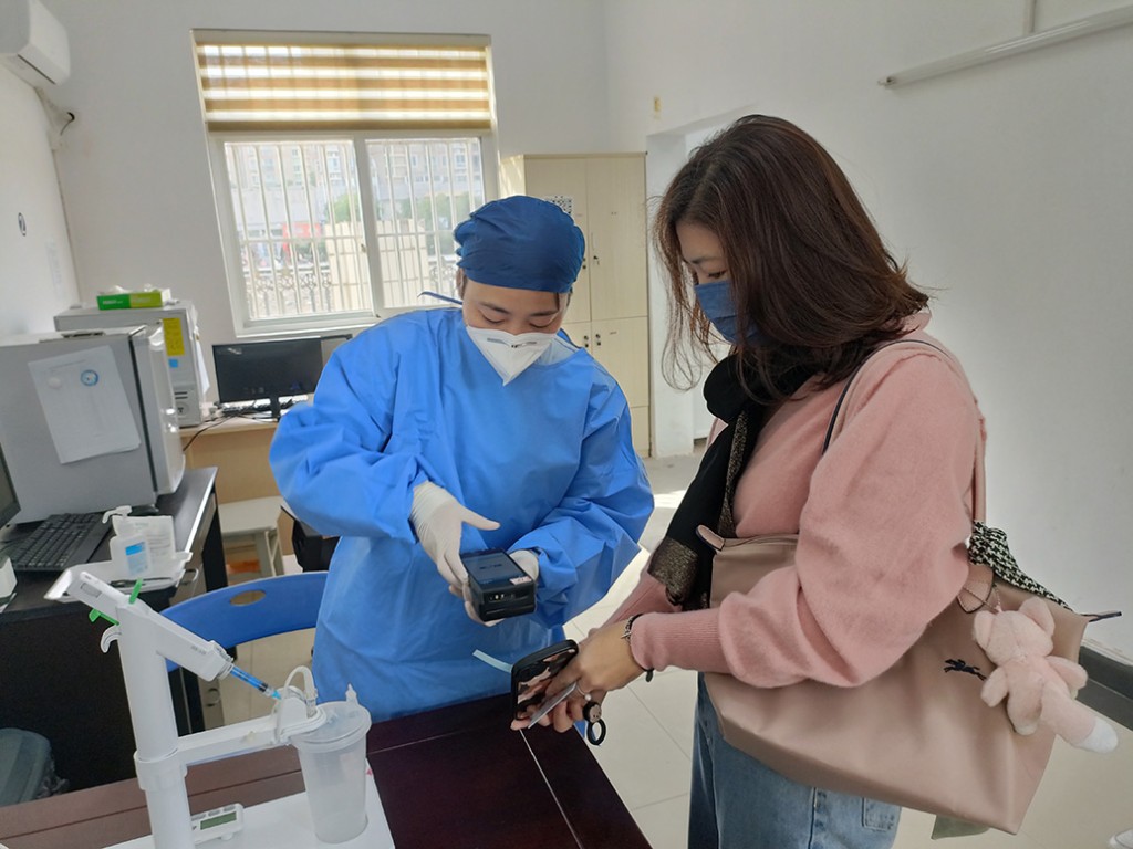 上海金山今（25日）早迎來首批前來接種吸入式疫苗市民。澎湃新聞