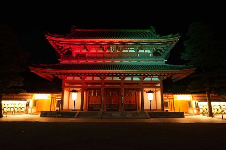 在重要文化財產應天門，可賞到紅色及綠色的燈光。