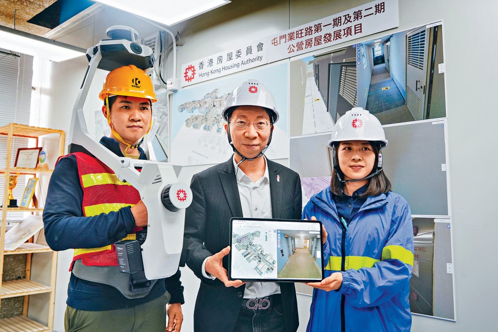 房署試用「移動測繪系統」在施工現場快速進行數碼記錄。中為姚勳雄,右為佘展翹。