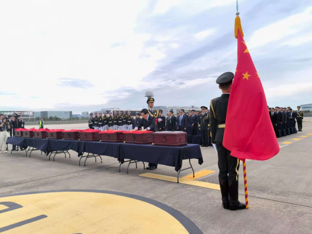 韓方向中方移交30位烈士遺骸及267件遺物。 新華社