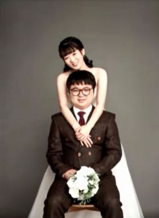 二人於去年6月正式登記結婚,領取了結婚證,原本打算於今年2月舉行婚禮。網圖