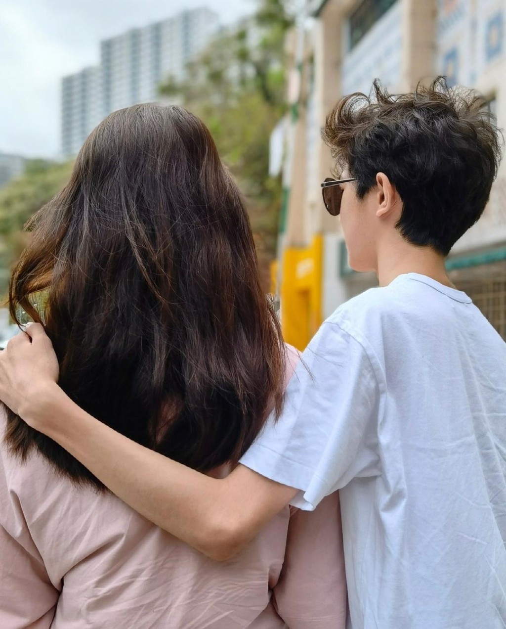 上月魔童貼搭住靚靚膊的背影照,顯示他已高過媽咪。
