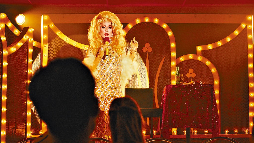 变装表演在新加坡是冷门职业。