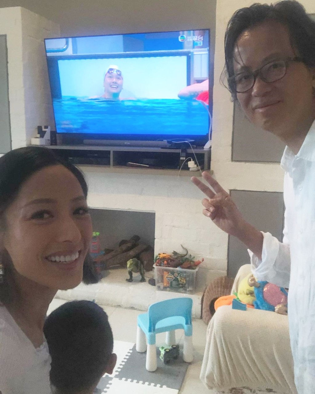 Coco與老公在家追看比賽。