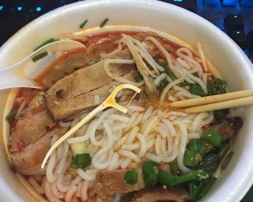 米線內竟有一枝牙線。facebook