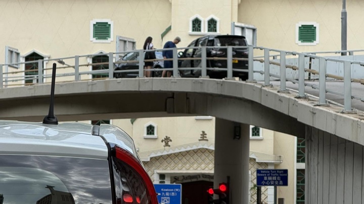 私家車逆駕上橋與另一車相撞。fb：西環變幻時