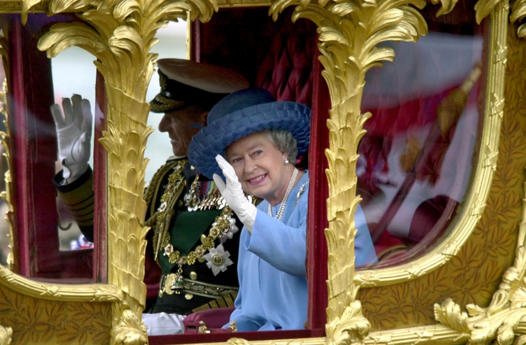 皇室揮霍拖累，英女皇身家縮水。AP圖片