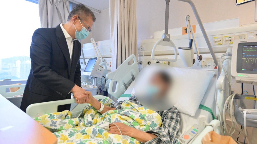 陳茂波到沙田威爾斯醫院慰問火災中的傷者，了解他們的康復情況和需要。陳茂波FB圖片