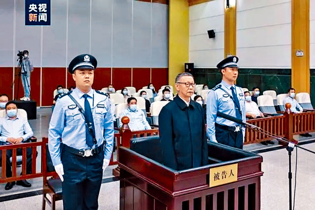 原銀監會副主席蔡鄂生昨日受審。