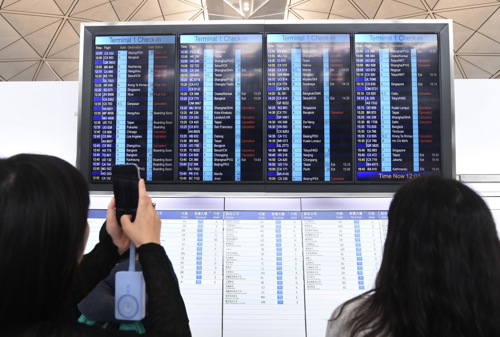 登機顯示屏已有超過一半飛機需要取消及延遲出發。