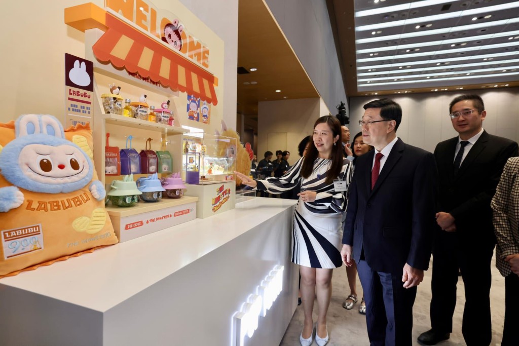 李家超在泡泡瑪特(POP MART)展台前駐足,聽取介紹。李家超fb圖片 李家超在泡泡瑪特(POP MART)展台前駐足,聽取介紹。李家超fb圖片