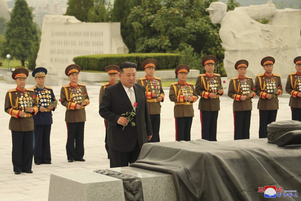 金正恩（前）準備在平壤的解放戰爭烈士墓地獻花，紀念韓戰停戰70周年。朝中社/AP