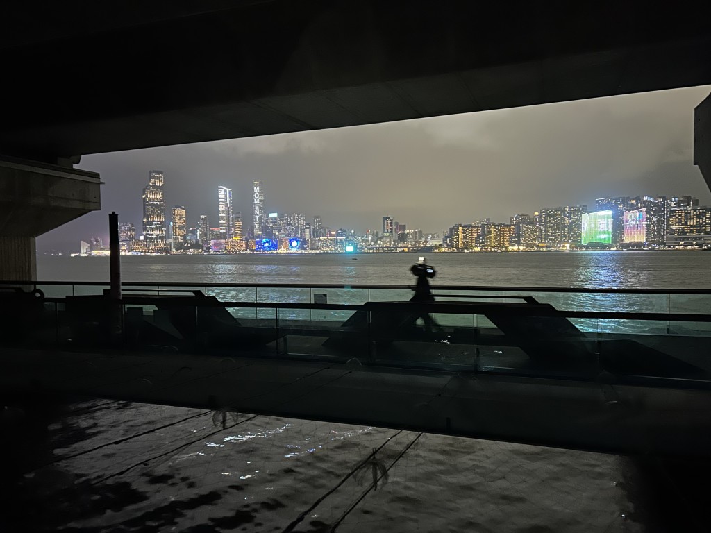 港島炮台山至北角和富中心一段的東岸板道今日發生停電。曾志恒攝