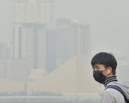 本港空氣質素有時欠佳,維港看不到對岸。資料圖片