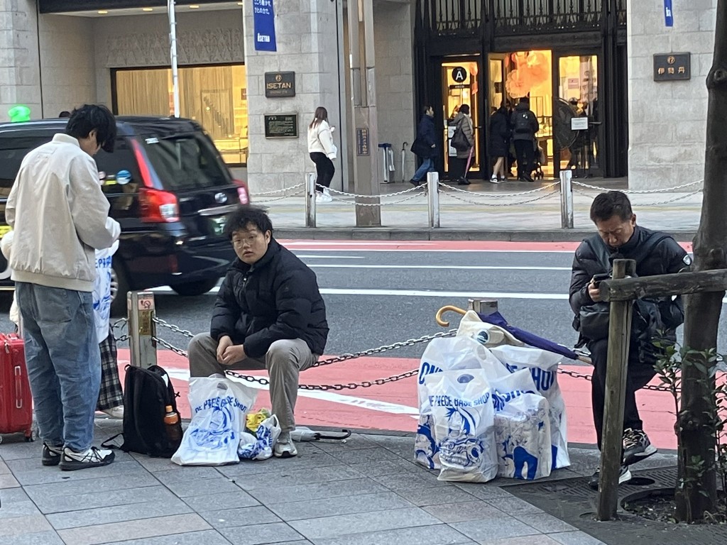 席地族|日本網民不滿遊客在新宿路邊坐下。 @saibabadayo / X 席地族|日本網民不滿遊客在新宿路邊坐下。 @saibabadayo / X