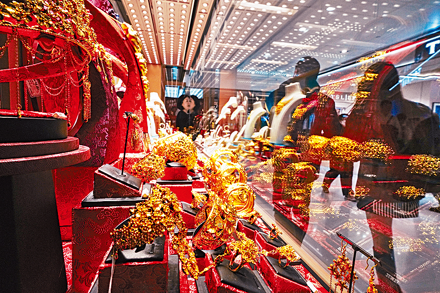 金價下跌後，不少市民抱持觀望態度。