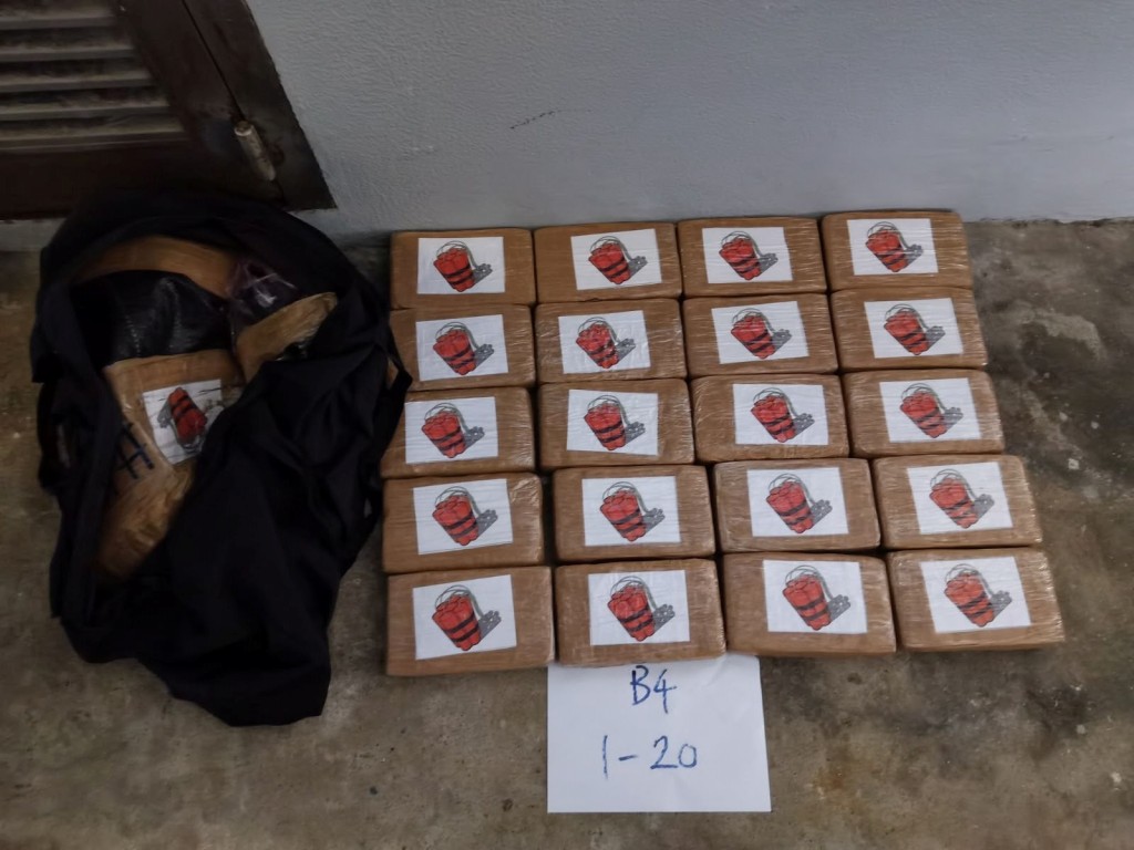 小型遊艇船艙內藏有大量可卡因磚。警方圖片