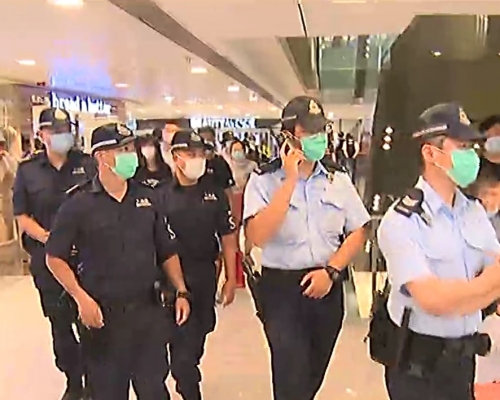 警員進入荃灣廣場。無綫新聞截圖