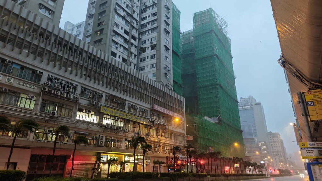窩打老道棚架被強風吹至傾斜，上址一段路面全封。