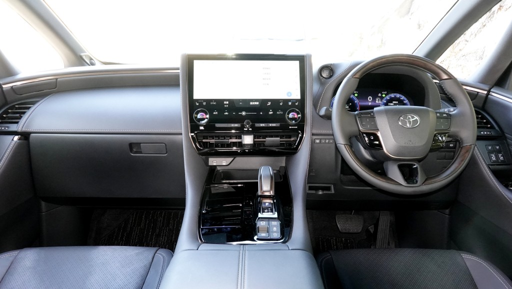 ●全新設計車廂焦點在於14吋中控觸屏，內置導航統及15喇叭JBL音響系統。