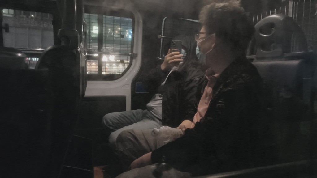 涉案眾人由警車帶走，暫時未有人被捕。黃文威攝