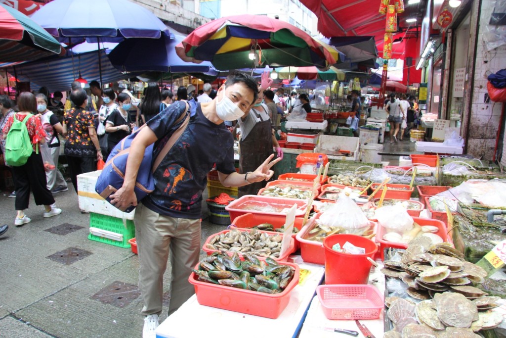 祥仔好鍾意食海鮮,每次都親自去旺角選購。