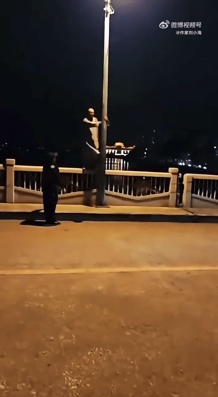 廣東湛江僧人深夜跳江。 網片截圖