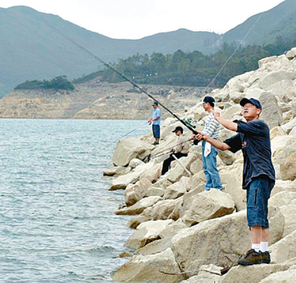 ■持釣魚牌的市民可全年在水塘垂釣。 資料圖片 ■持釣魚牌的市民可全年在水塘垂釣。 資料圖片