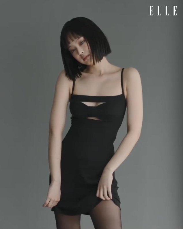 Jennie條裙好性感。(ELLE KOREA圖片)