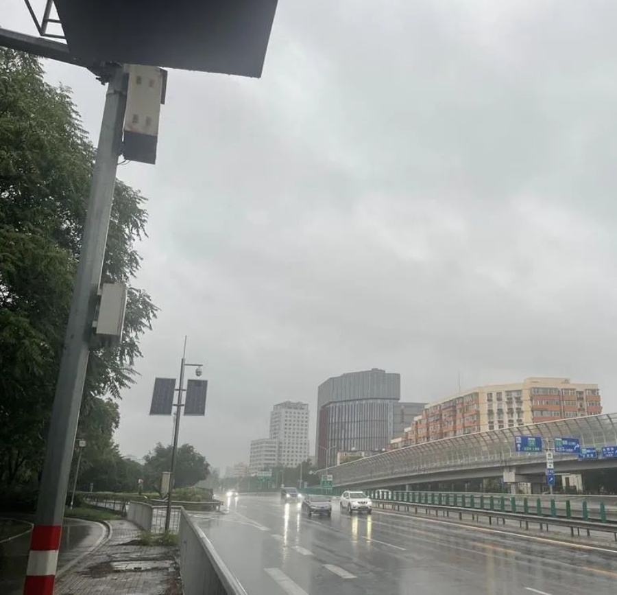 北京繼續發布暴雨紅色預警信號 。