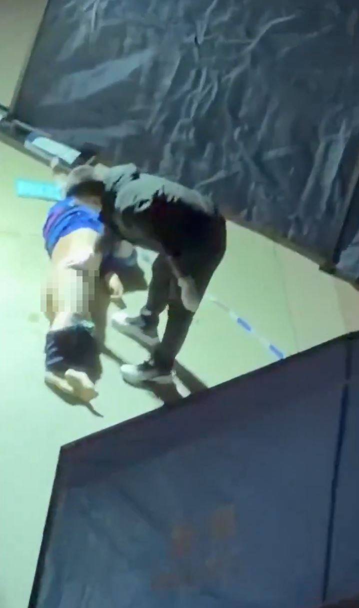 传山西有男子被割下体陈尸街头。