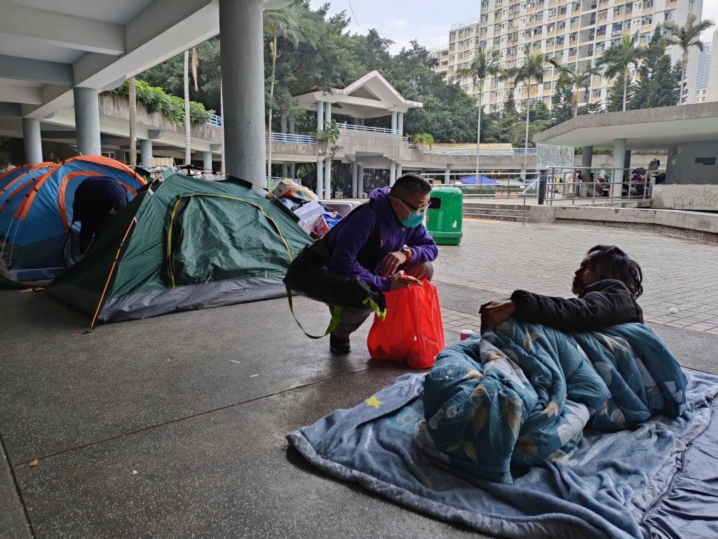 部分无家者或因身体残障或精神问题，长期露宿街头。(莫家文摄)