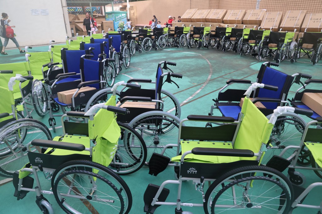 每队观塘小区关爱队获赠5张新轮椅。