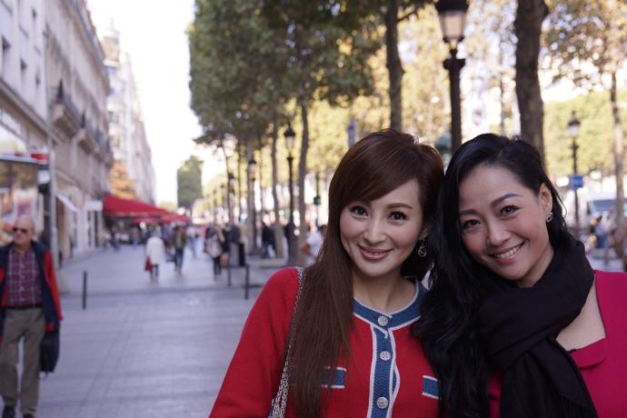 杨玉梅曾与罗霖远赴法国拍摄旅游特辑《Miss Asia 25th 瑰丽巡回》。