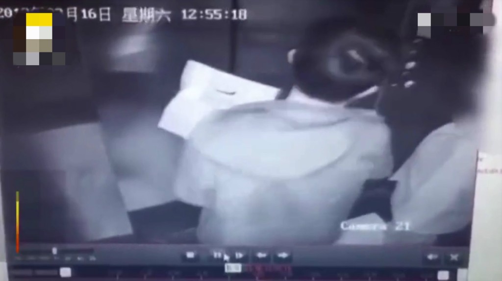 廣東一位外賣員進電梯時被門夾住,以為是同行老婦亂按導致。 影片截圖
