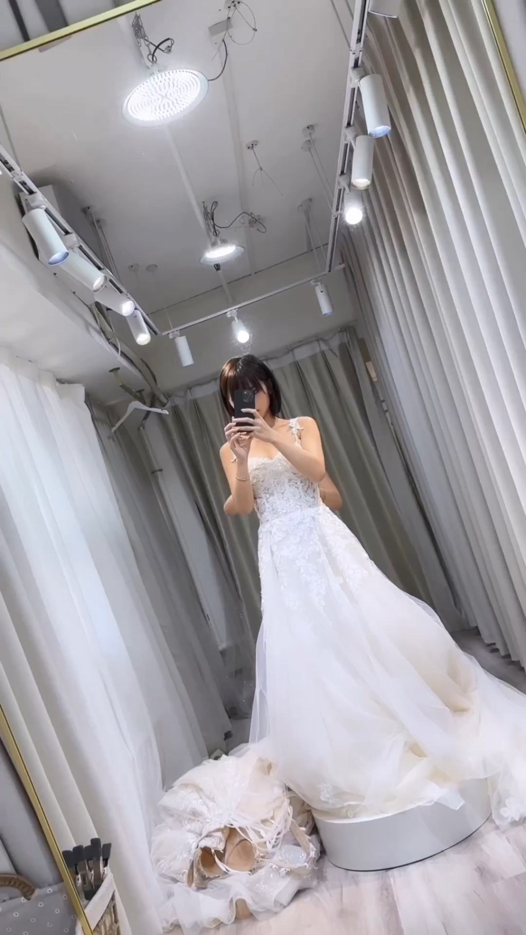 林颖彤解释身上只是似婚纱的礼服。