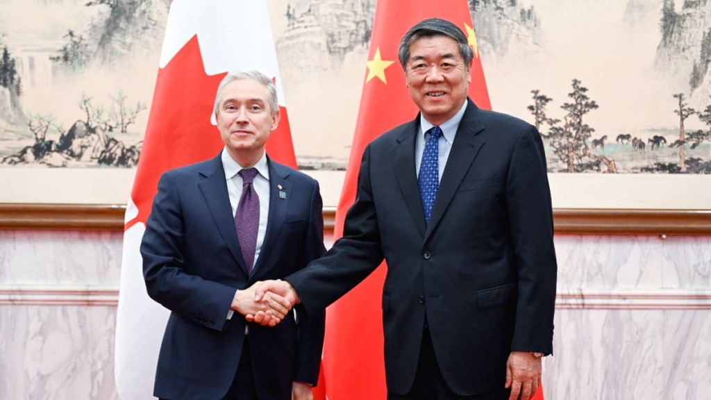 國務院副總理何立峰周五會晤加拿大財政部長商鵬飛。新華社